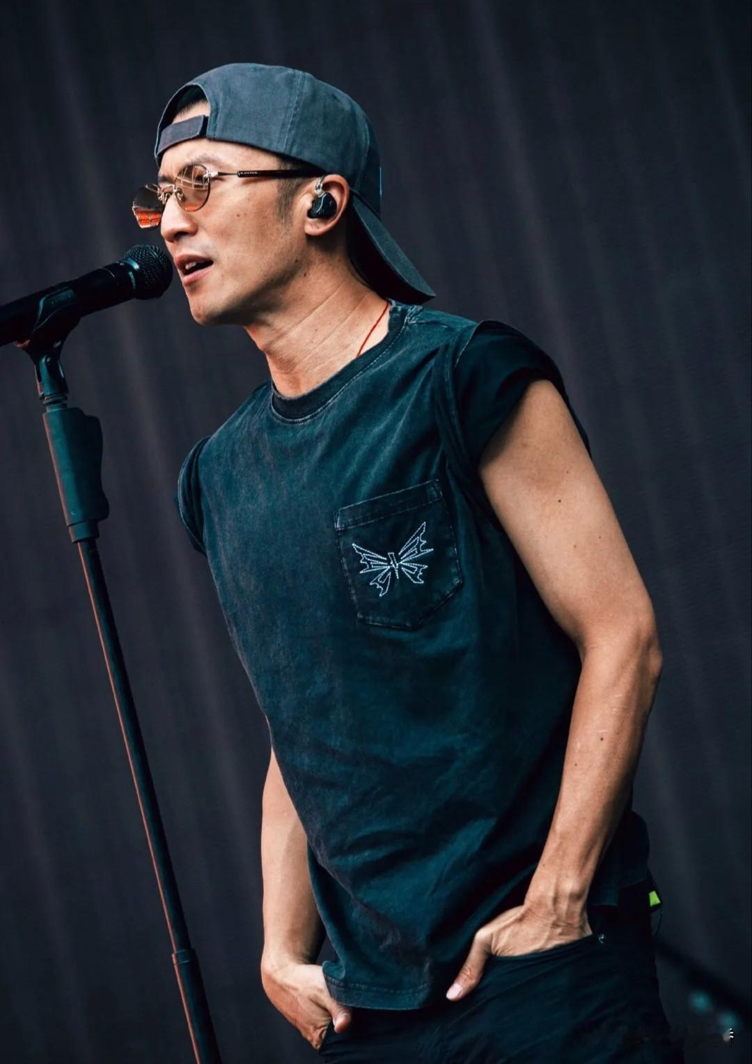 结合多方筹备情况，谢霆锋演唱会大概率如期举办…不少歌迷关心谢贤离世后，谢