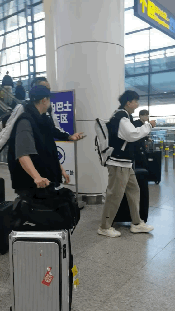 哈哈，莫兰德现在有点粘赵继伟，昨晚在福建客场的酒店里，赵继伟躺在床上，莫兰德直接