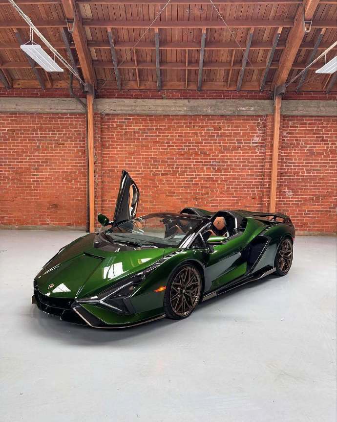 兰博基尼SianRoadster这波颜值暴击谁扛得住！墨绿车身配金色轮毂，剪刀