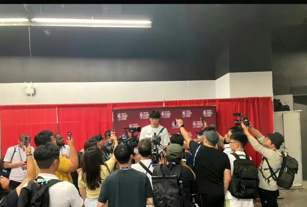 NBA比赛节奏太快了，没打几分钟就喘不上气，还是得加强体能训练。杨瀚森赛后直言：