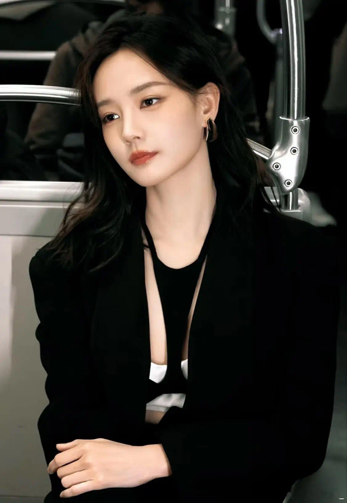 谁来懂一下李一桐这双手李一桐姐感无敌🤤手和脸都是如此的权威李一桐｜姐感​​​