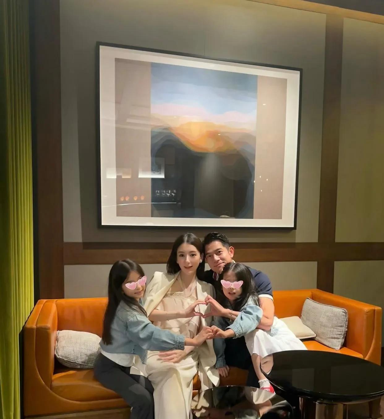 天王郭富城幸福的全家福，据爆料娇妻方媛身怀第三胎，可能还是个儿子，这下郭天王高兴