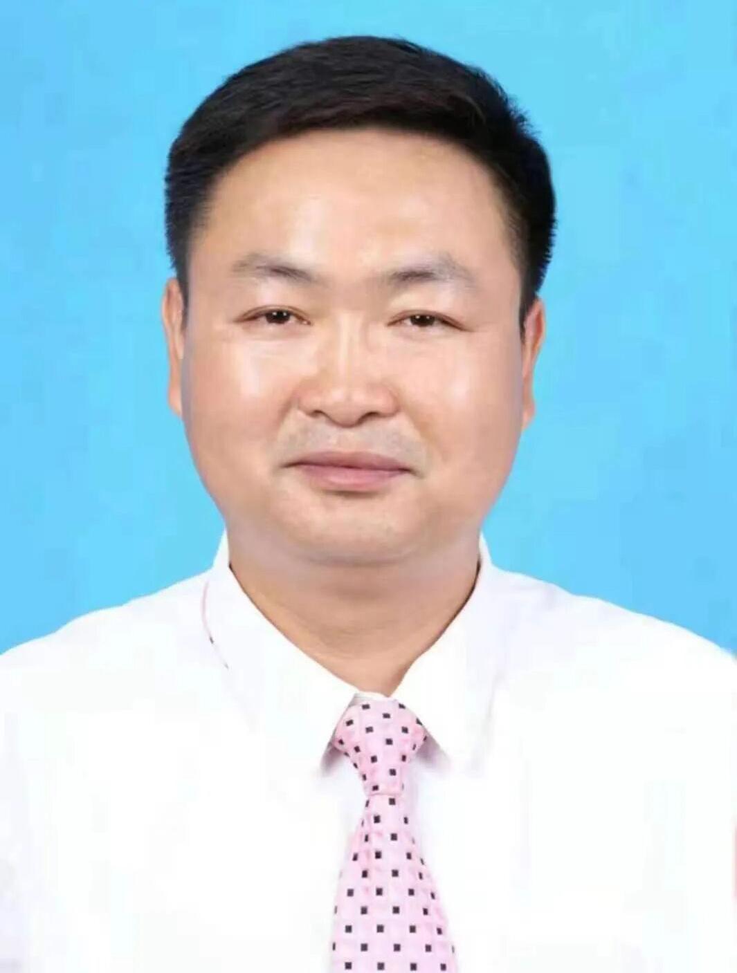 没想到江西九江瑞昌市水利部门的魏局是教师出身，难怪看他的照片笑容亲和，眉宇间有股