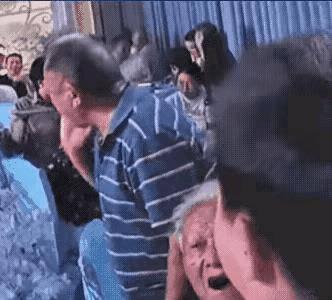 以前的中式婚礼，都是在所有的婚礼程序都完成后亲朋好友加上新人才一起坐桌吃饭，一般