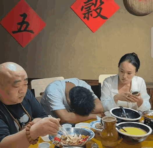 别看长的不怎么样，脑子是真够用！[大笑]
