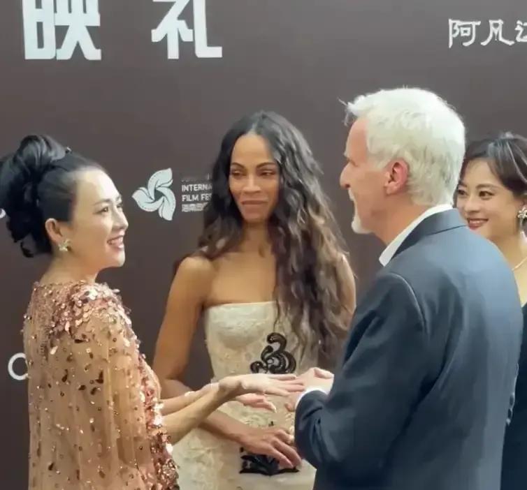 章子怡在《阿凡达3》首映礼上，一见到卡梅隆就扑上去抱了五分钟，全程英文输出，笑得