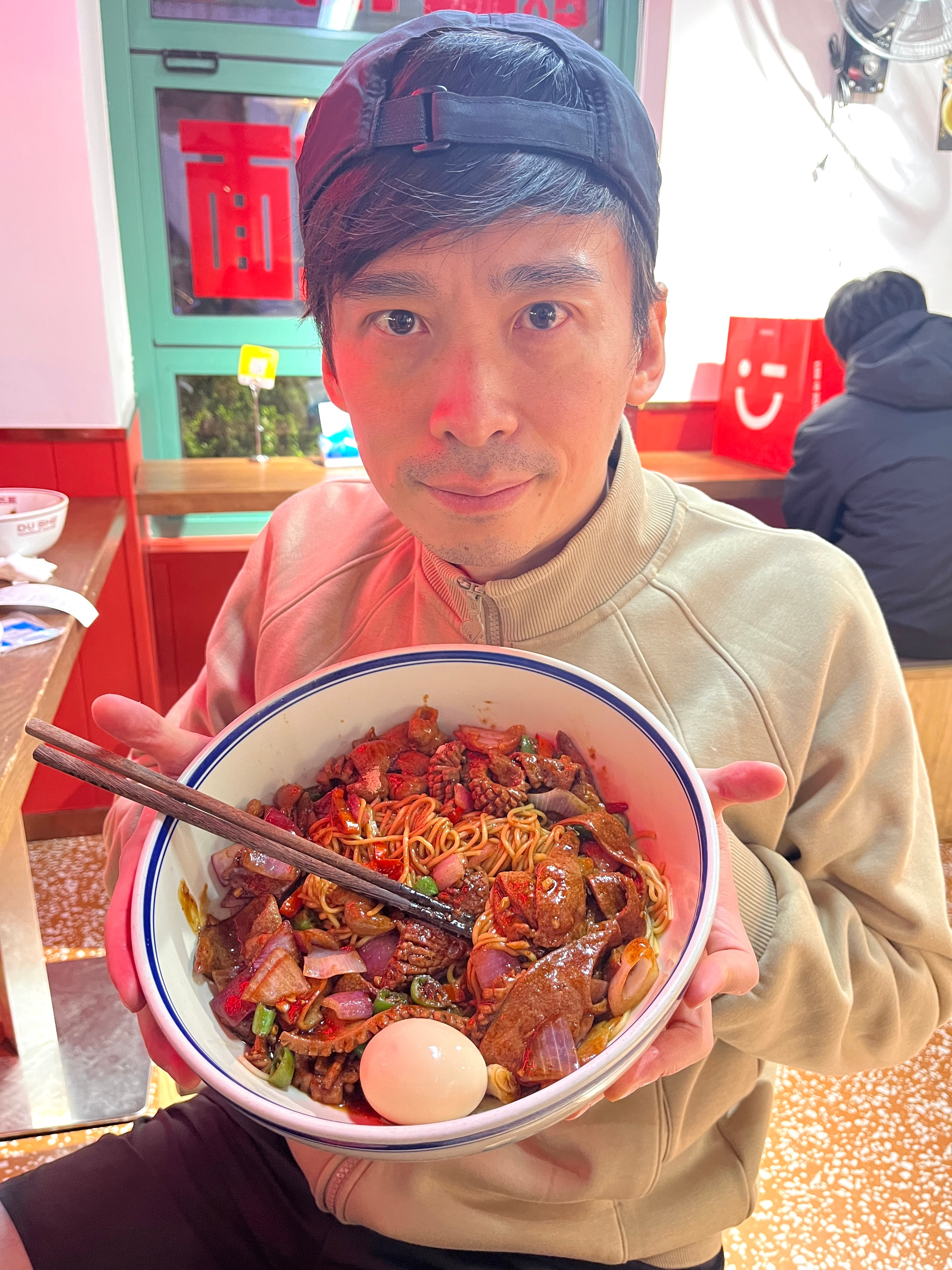 打完球，胃口好，80块钱一碗的上海滩著名拌面“西宝兴路兜一圈”。比我脸大的碗，我