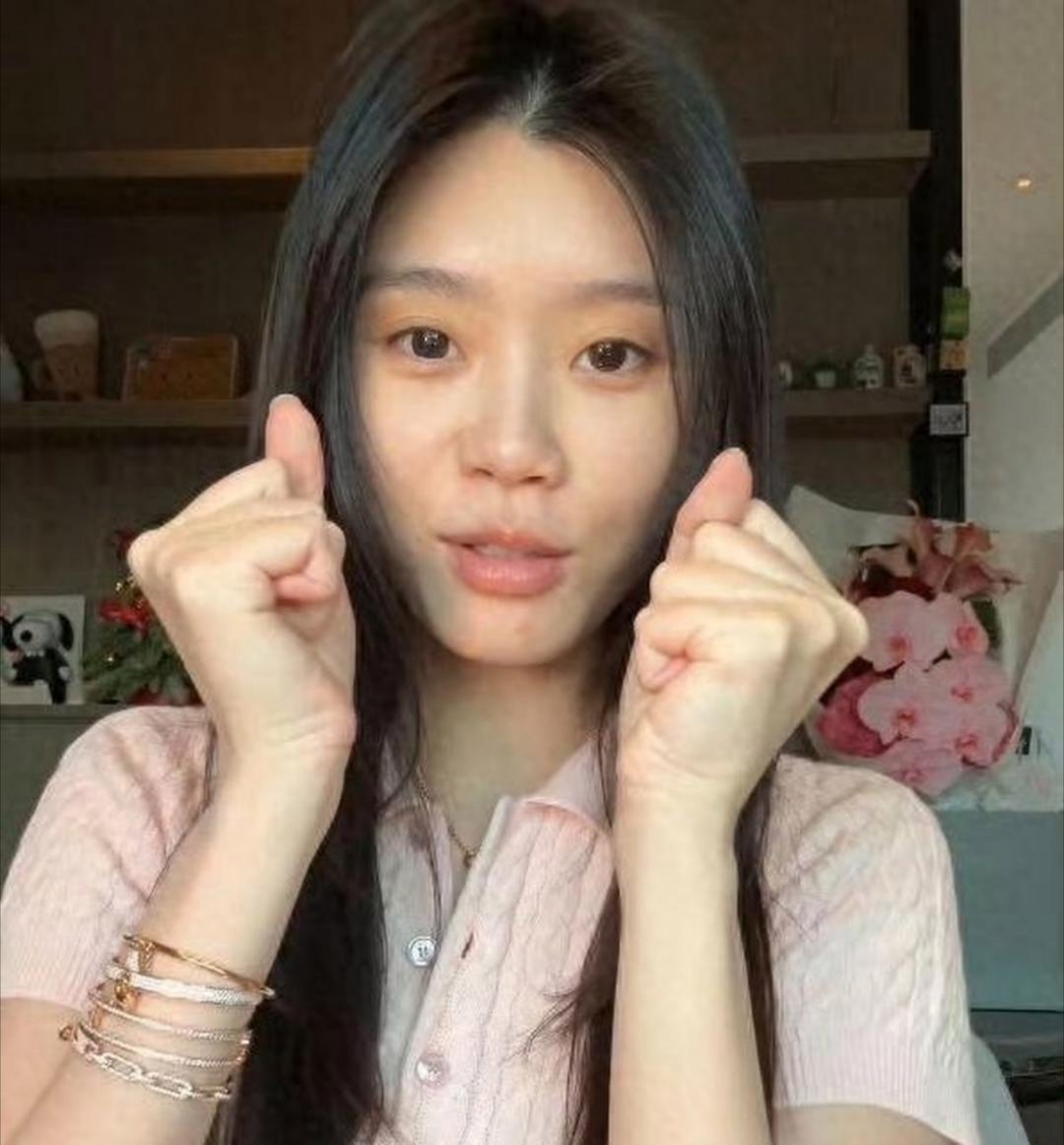 奚﻿梦瑶素颜‏出镜，一只手上戴了5条﻿﻿钻石手‏链‏