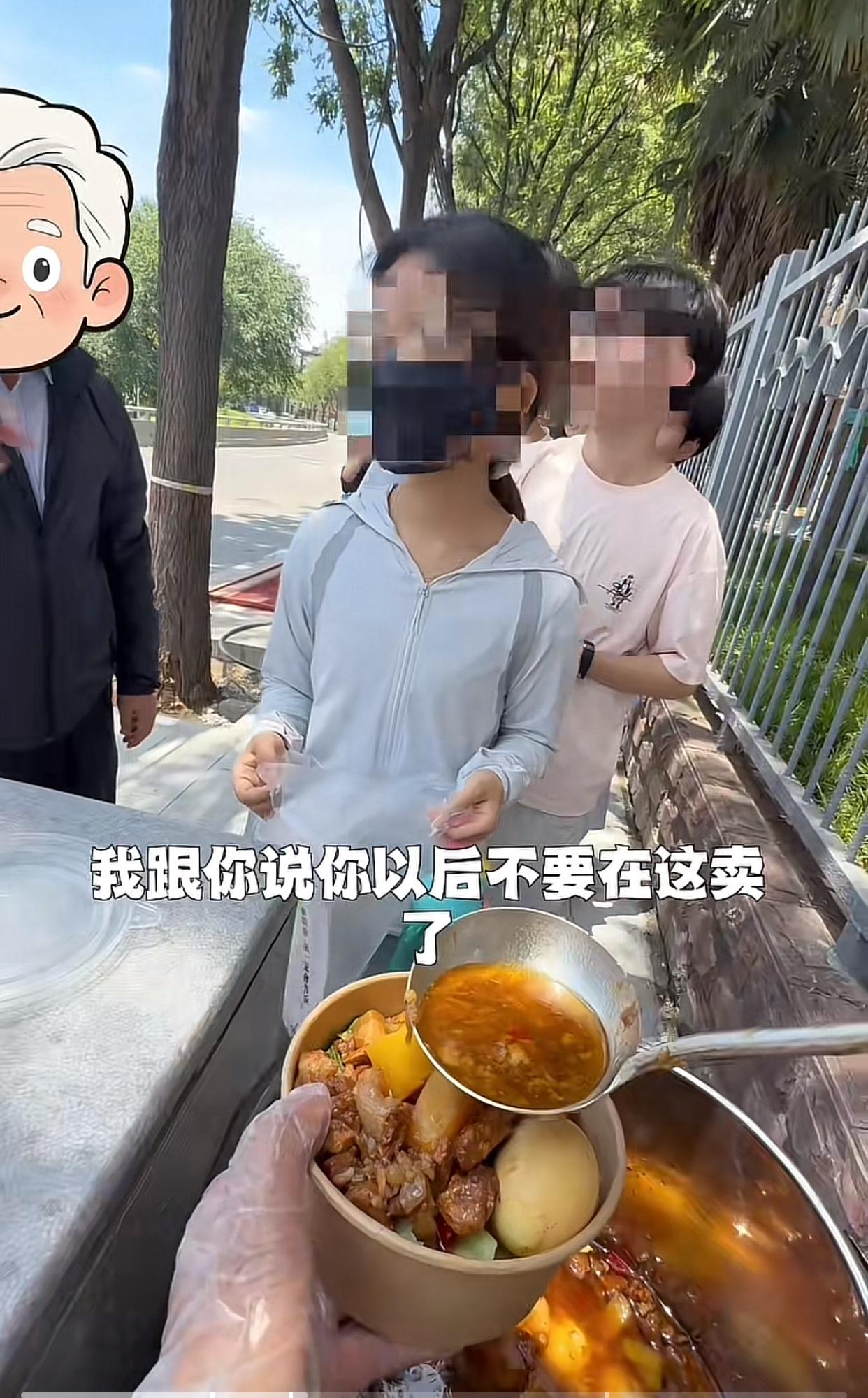 近日陕西咸阳，一博主在学校附近摆摊卖卤肉饭，卖的过程中一位大爷骑着电动车来了，大