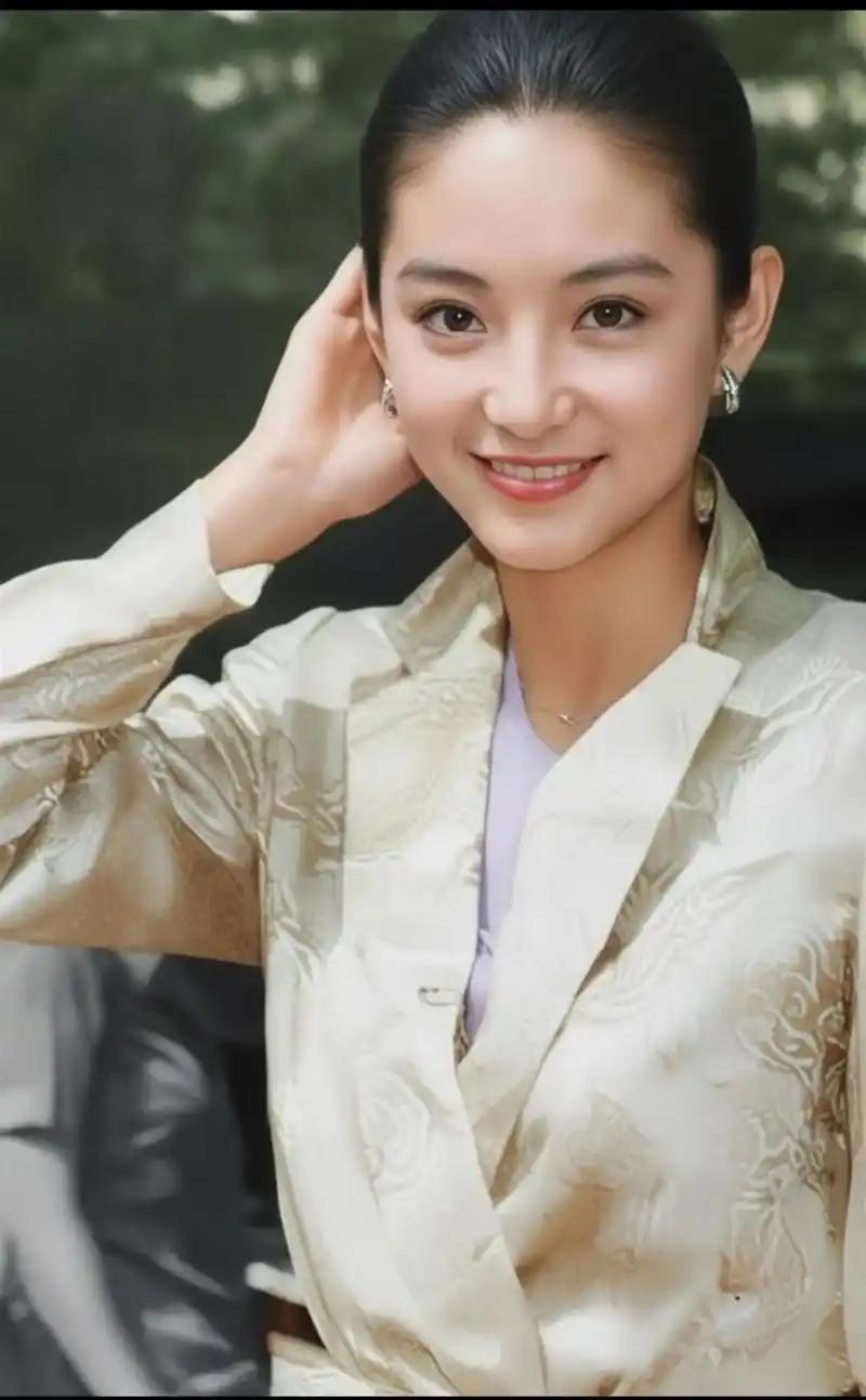 有句话说：“女人一定要明白，除了你老公，其他任何男人主动接近你，找你聊天也好，