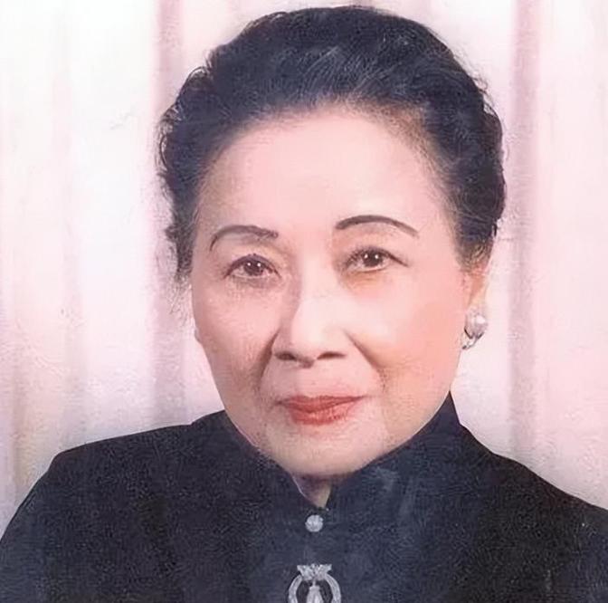 1988年1月13日，蒋经国突然病逝。得知消息的宋美龄当即赶到蒋经国的大直府邸。