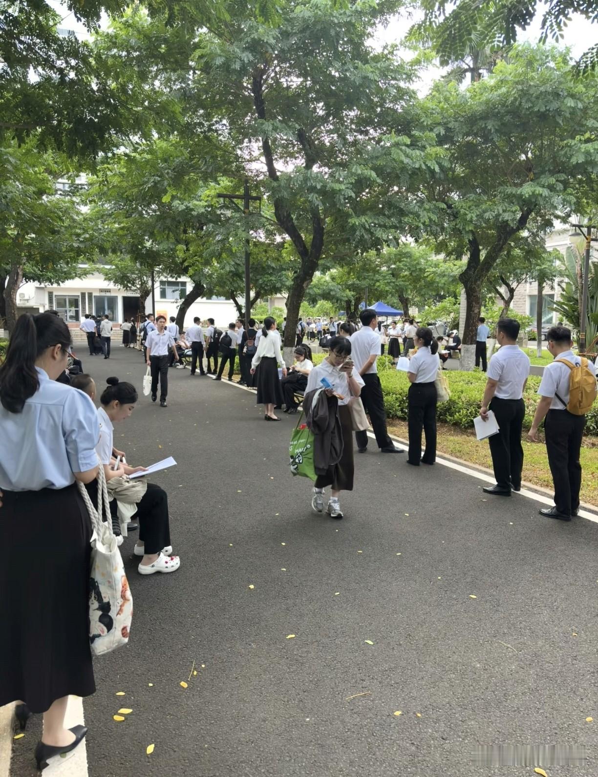 国企招聘中存在领导子女互相安置子女的现象，你把我孩子弄进你单位，我帮你把孩子塞进