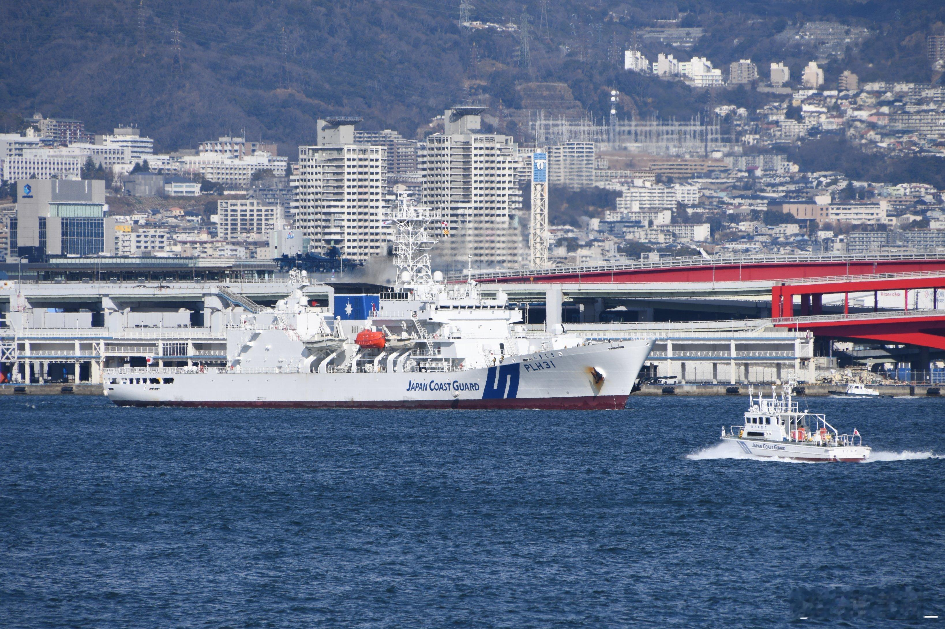 PLH-31“敷岛”号巡视船昨天在神户港进出。此舰为黎明型四号舰，去年3月服役。