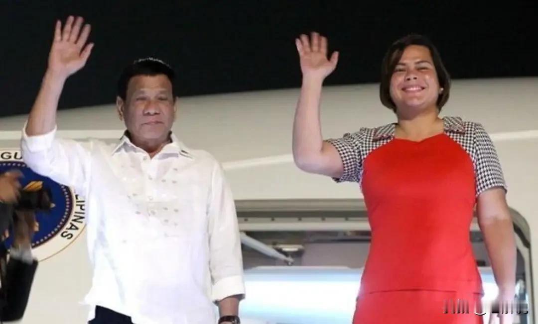 海牙的法官最终给出了答案：81岁的杜特尔特，必须以“反人类罪”坐在审判席上。当地