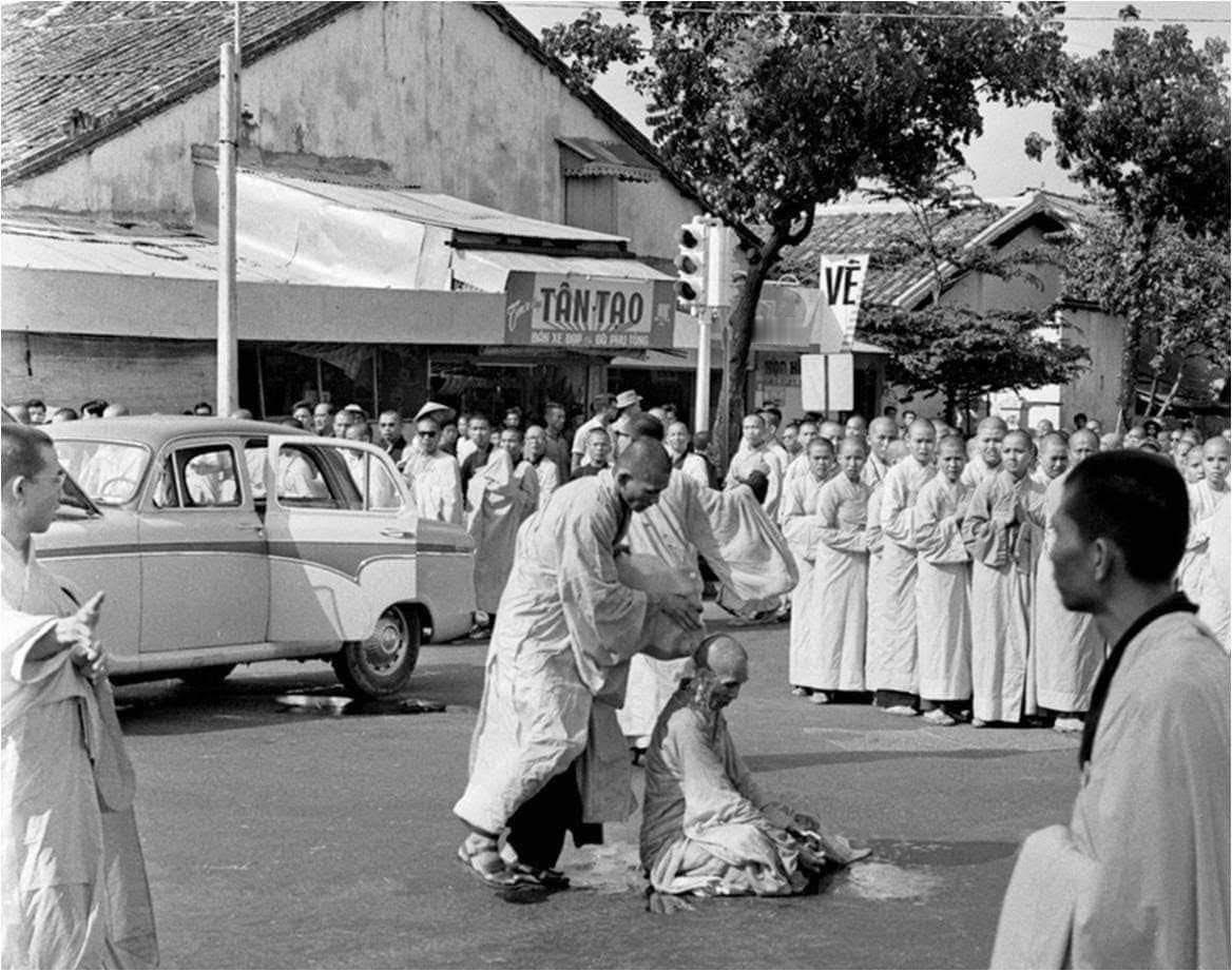 1963年，越南高僧释广德（ThíchQuảngĐức）在街头自焚，抗议南越
