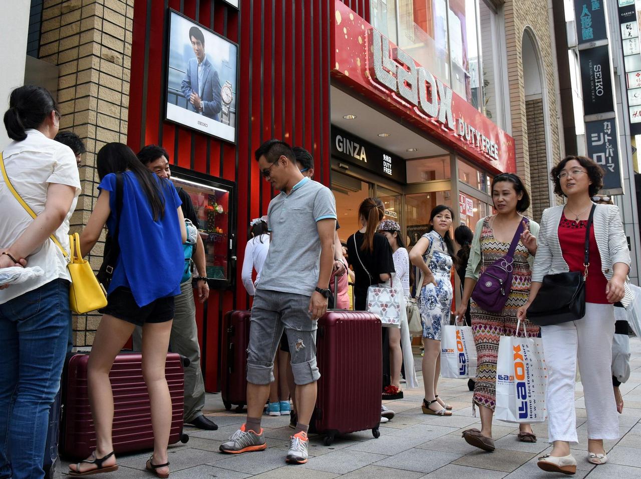 报应终于来了！殴打中国游客、禁止中国人进入、歧视中国游客，这些情况在国外屡见不鲜