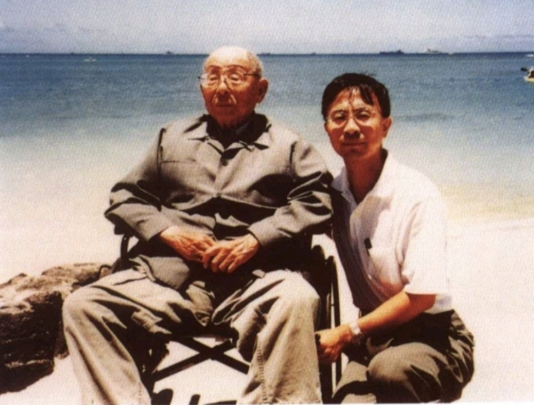 1999年6月，张学良与前来拜访的杨虎城之孙杨瀚合影于夏威夷，此为西安事变后六十