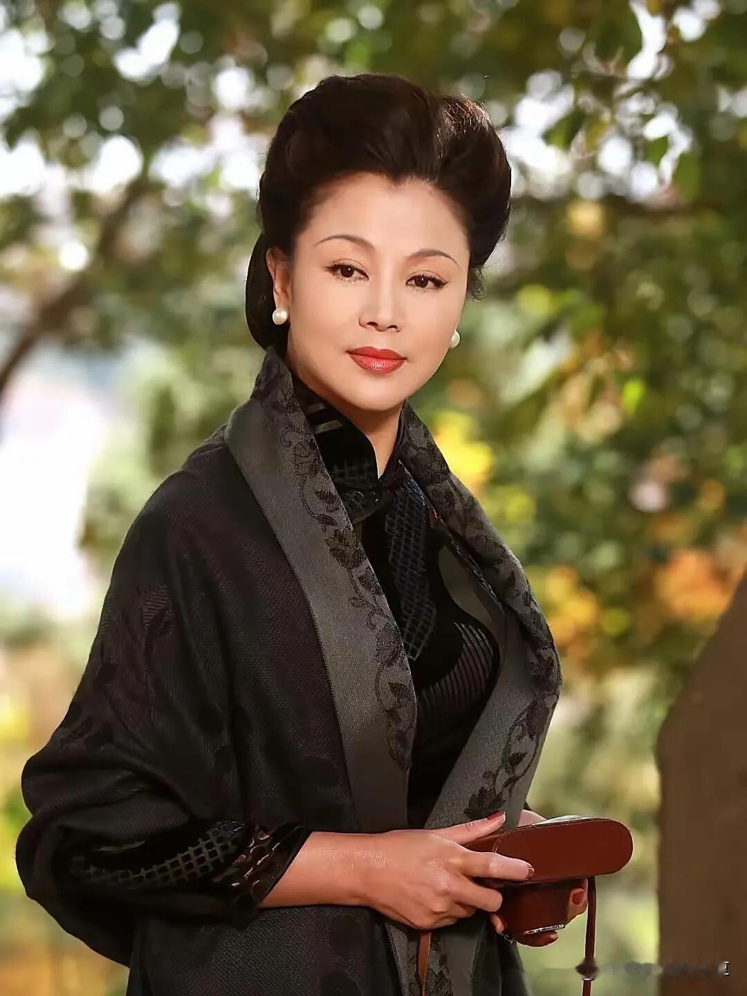 她真的很抗老，都是中年女人了，脸上没有一点点皱纹，皮肤还是那么的细腻，这就算是女