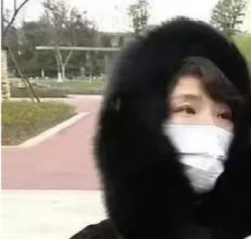 浙江，嘉兴。一女子花了280000元买了两个车位，在得到同意之后，她在车位画了两