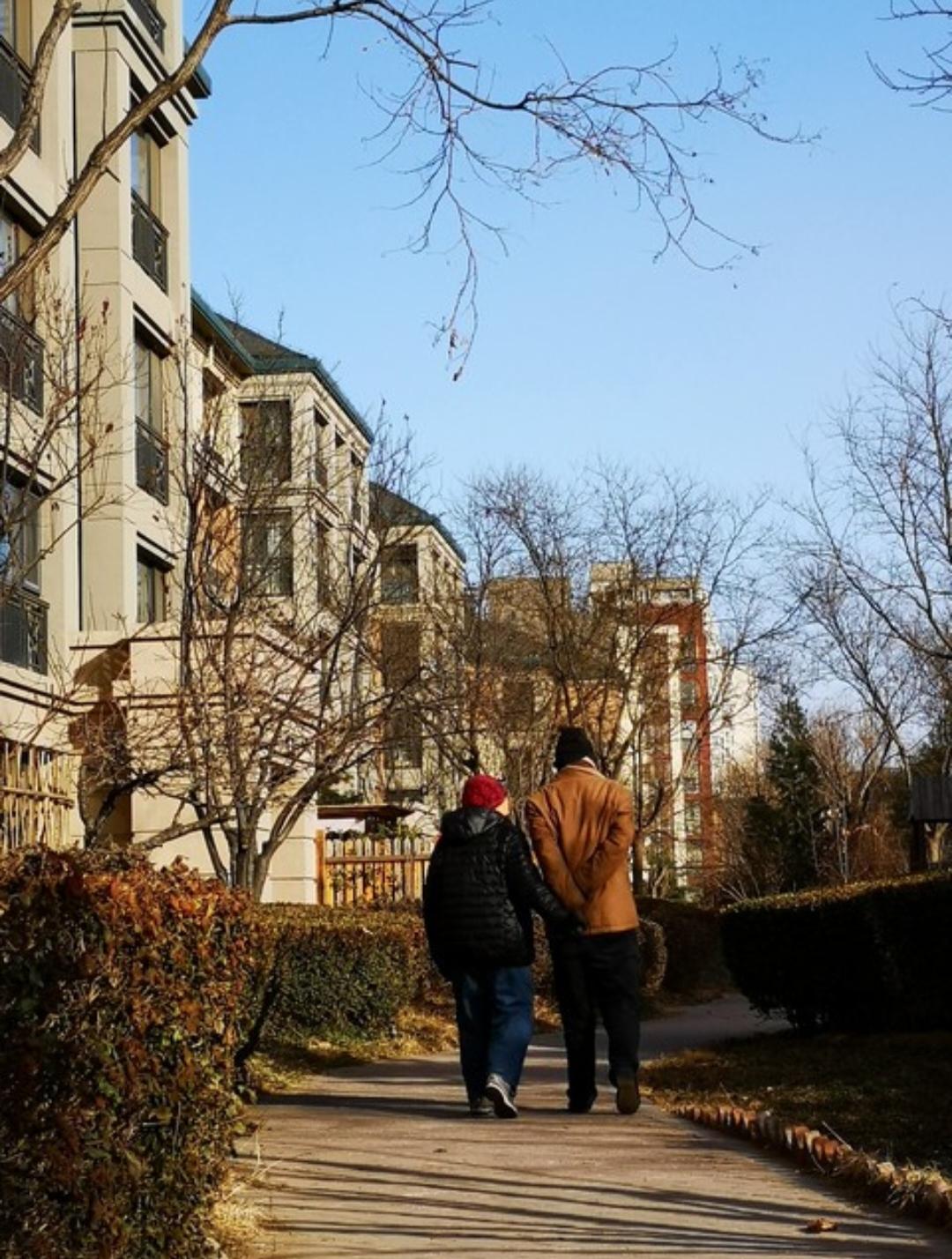 中老年人二婚不领证，搭伴过日子的很多，我觉得没啥不好的。网上刷到一55岁二婚大