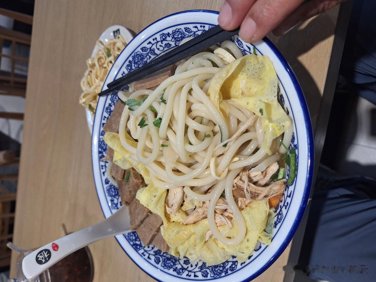 这个美食叫“和乐”，源自于山西的饸饹，可这俩字当年的老祖宗们不认识，就取其音变成