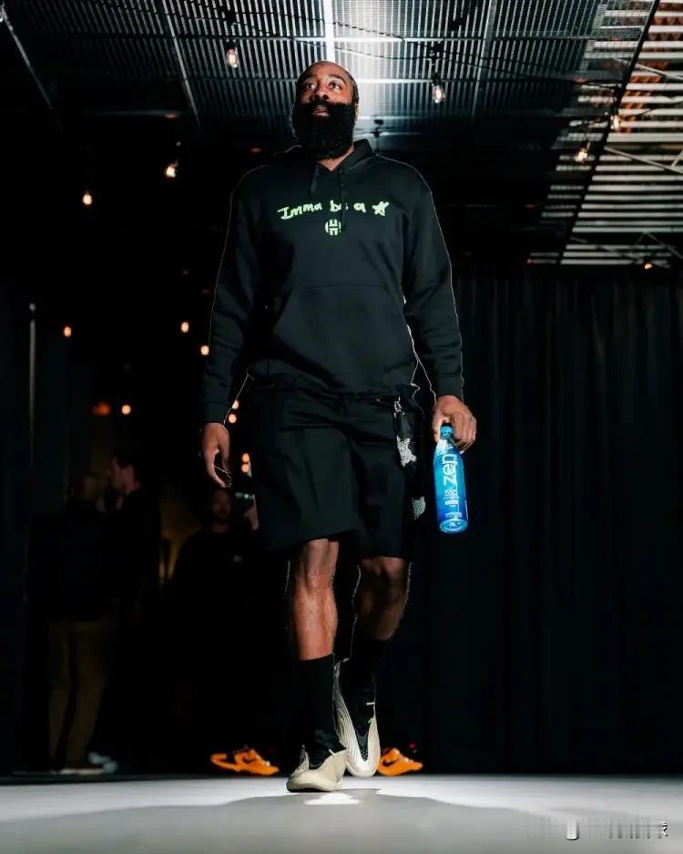 NBA2K官方真是太尊重快船老将哈登了！今天NBA2K官方更新了球员的能力值，值