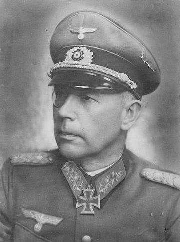 1944年冬春之交的乌克兰，一队苏军士兵正在打扫战场。突然，一具德国军官的尸体引