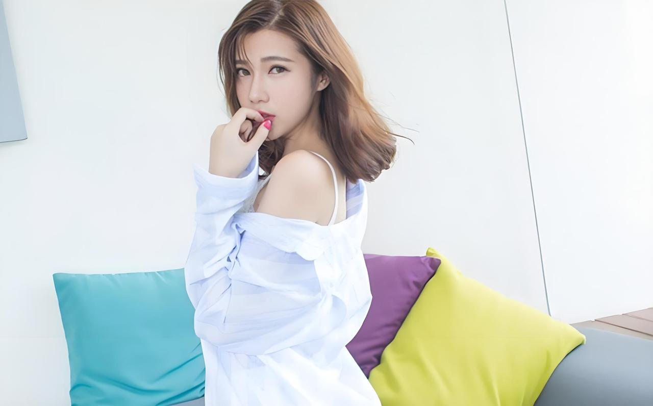昨晚我正与客户用餐，一位从前暗恋的女神发来消息，询问我在做什么。我回复她，正在和