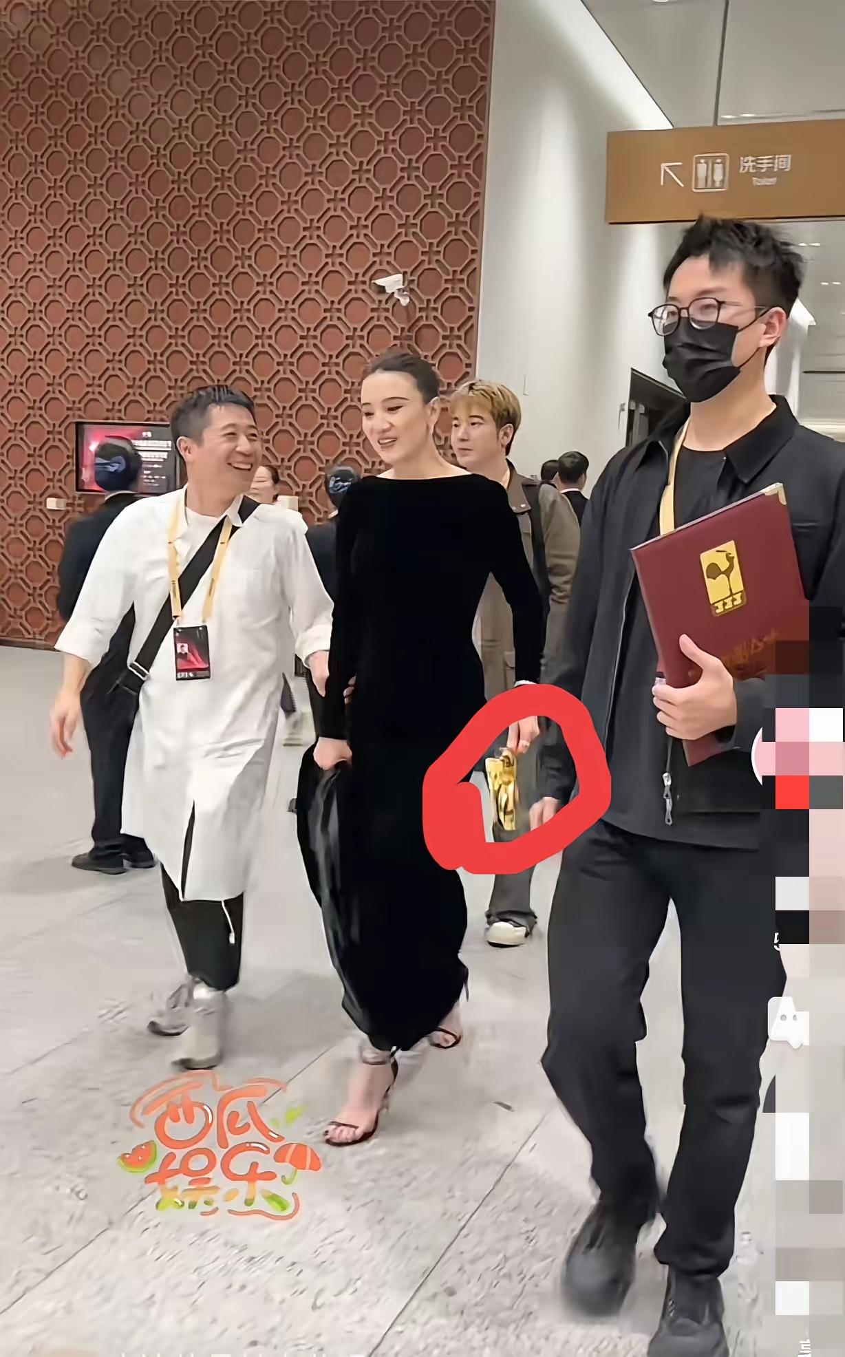 果然，宋佳的背后是有高人的。看她拿奖拿到手软，这次金鸡奖那个人又出现了。