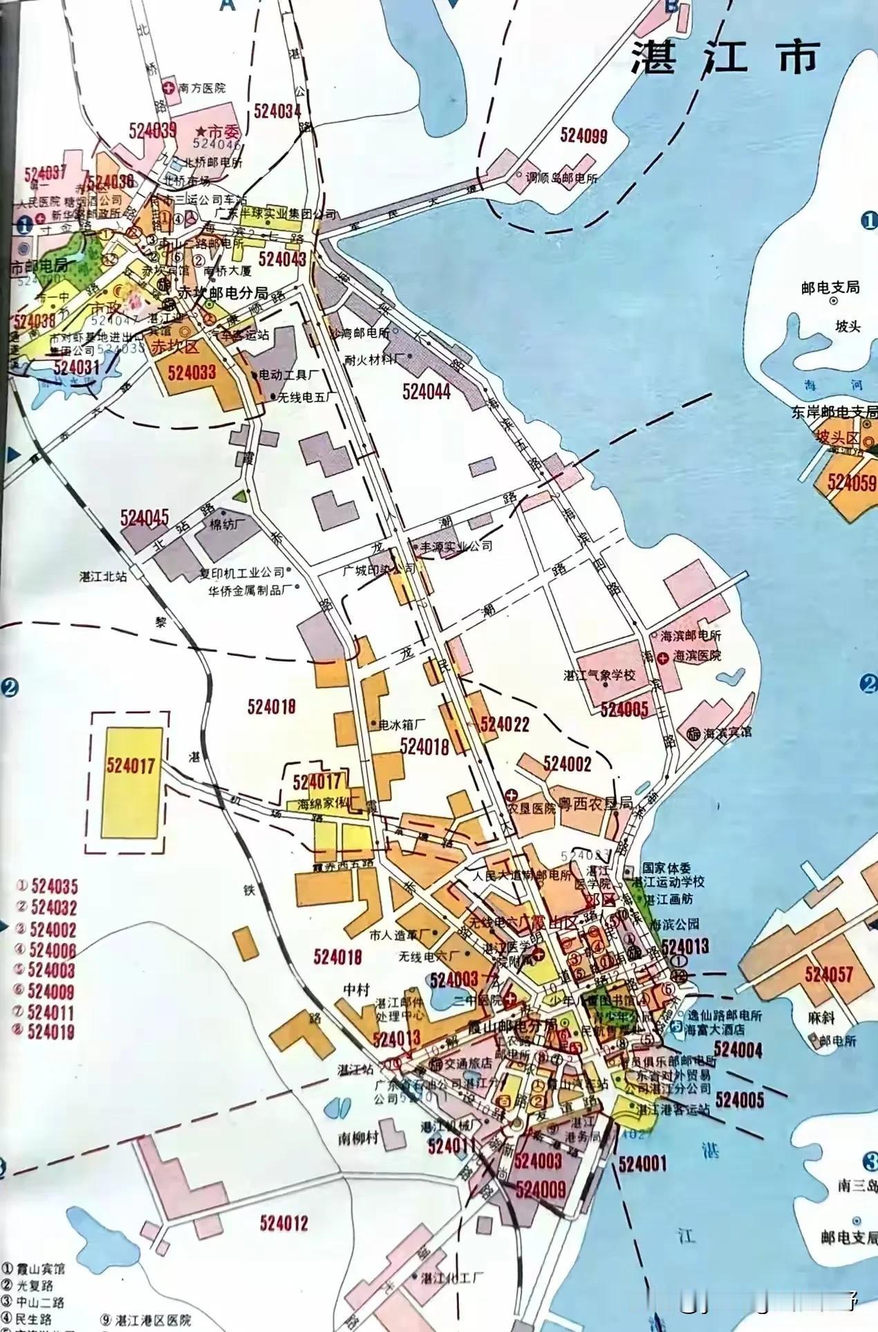 一张90年代的湛江地图。从地图上也可以看出，当年的湛江市区分布还挺分散的，赤坎区