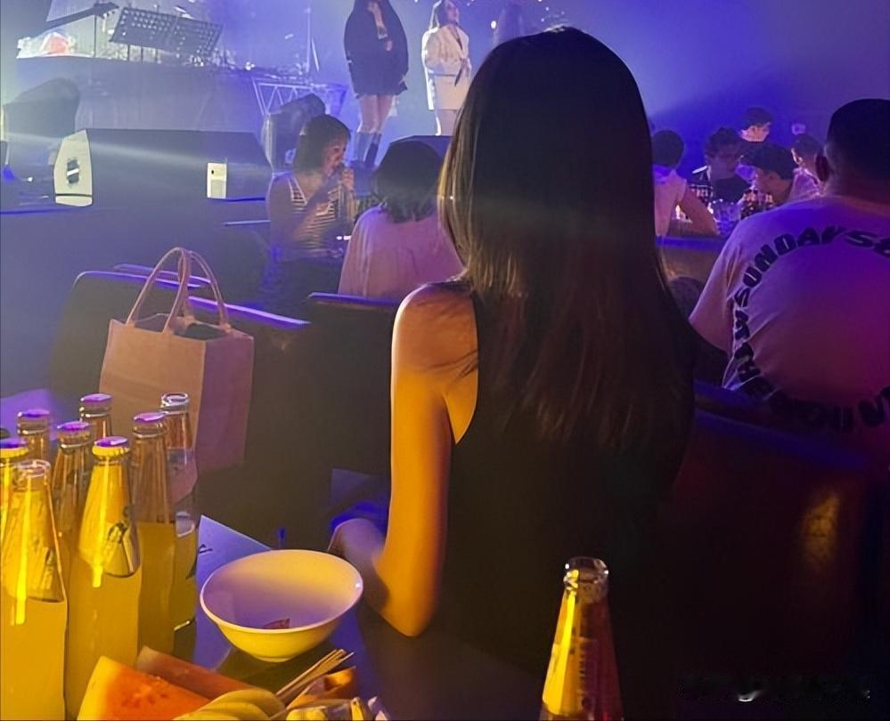 广东中山，15岁女孩瞒着家人在一家酒吧做陪酒女期间，因感到恶心想吐，去医院检查，