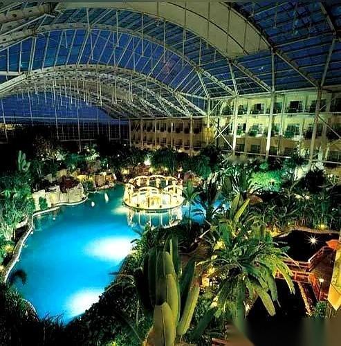 人家姑娘轻描淡写一句：“这儿我小时候就经常来。”我心里，咯噔一下。北京下着大