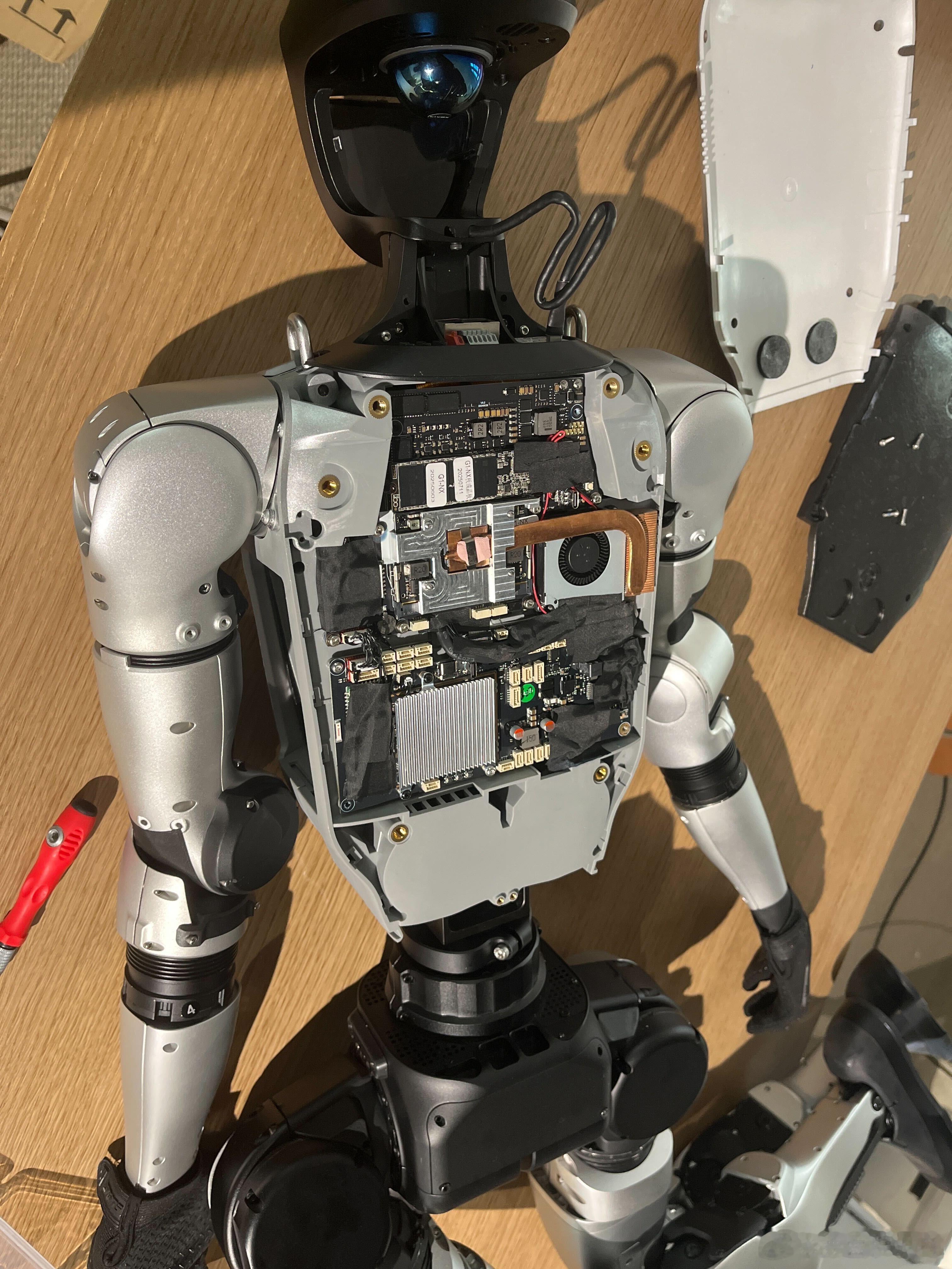 宇树G1人形机器人的内部构造，主要成本大头是在关节模组和躯体，可根据需要选配