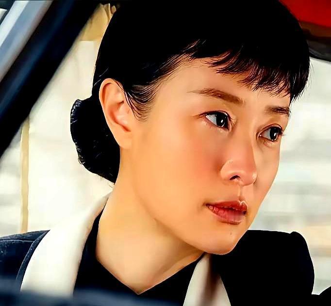 她在国内被无视，扭头却在北美封了神。你辛辛苦苦演的戏，颁奖礼上连个正眼都捞