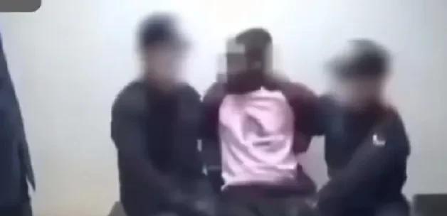 近日，一名黑人在日本地铁上霸座，一个人站了三个人的位子。乘客报警后，黑人被直接带