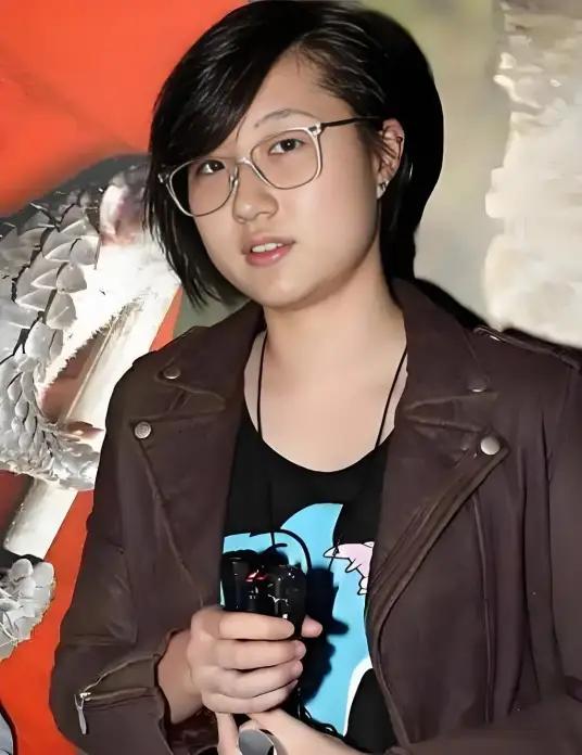 特意查了下成龙私生女吴卓林的近况，不查不知道，一查反差太大了。主要信源：（大