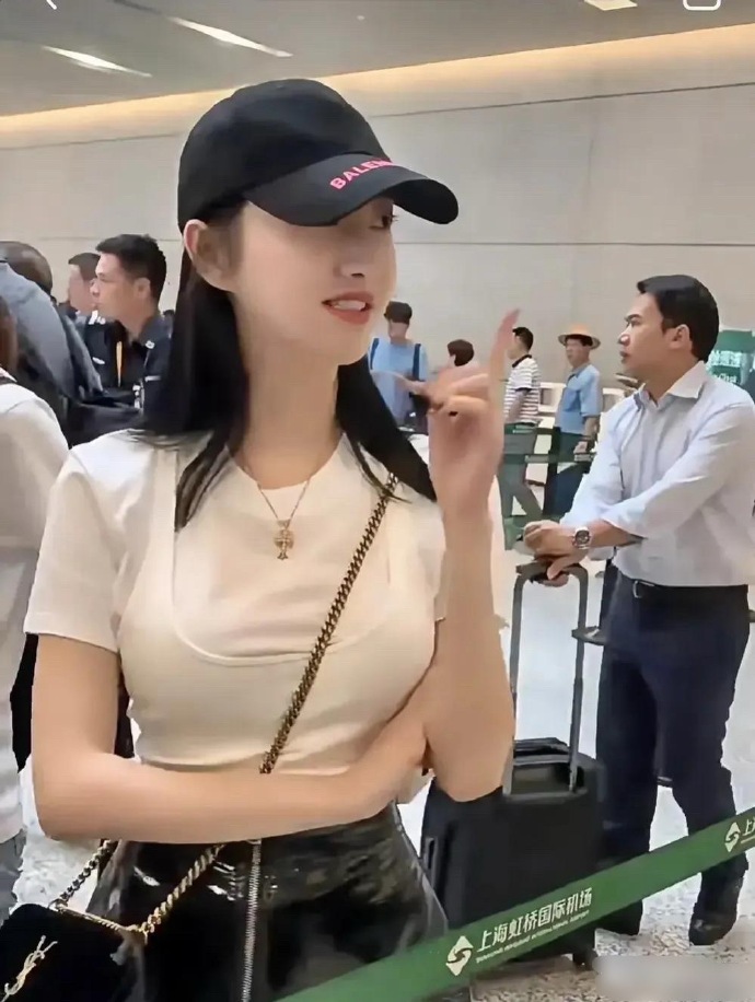 景甜独自现身机场被认出，亲切跟粉丝聊天没有一点明星架子，怼脸照皮肤好到爆，少女颜