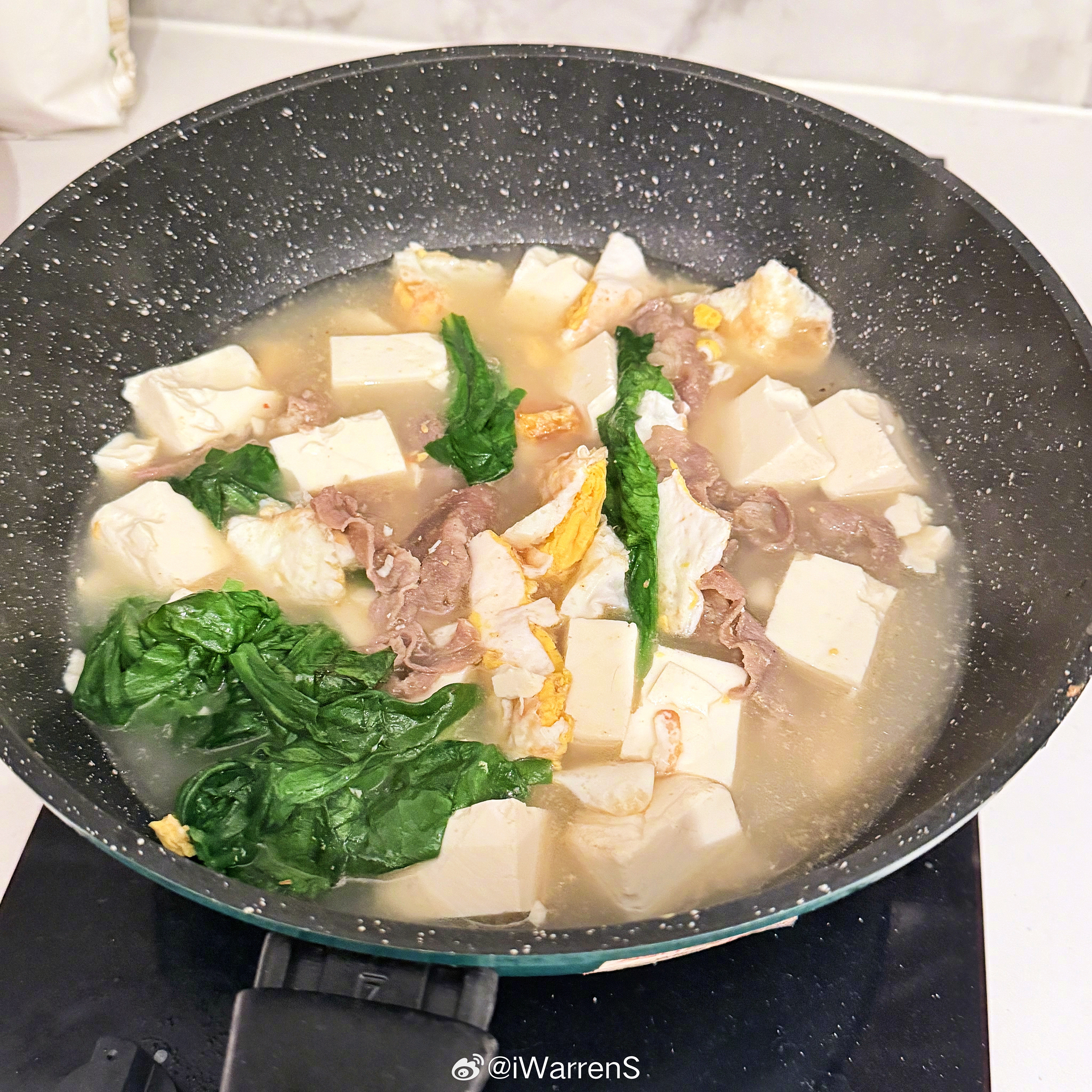 白鹿素颜做饭照营业，🍍素颜真的好美呀！