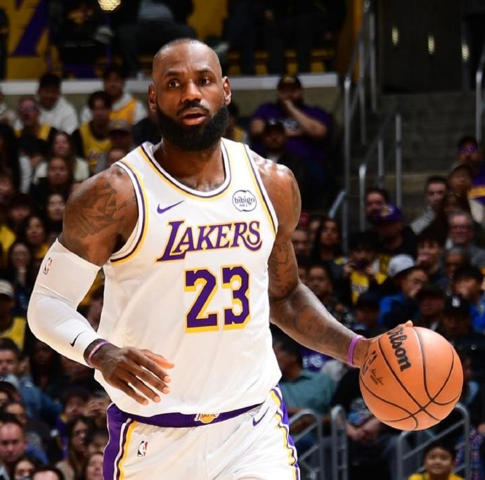 詹姆斯40岁数据定格：——出场56场比赛——场均23.9分7.4助攻7.1篮