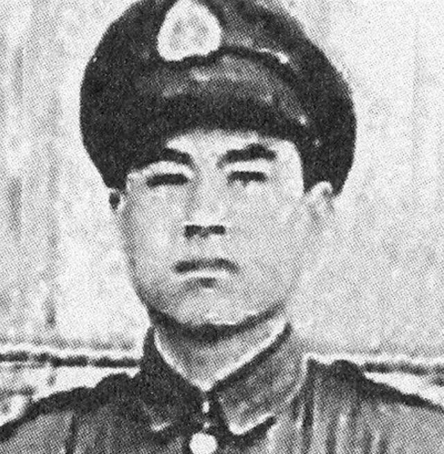 1941年，神偷“赛狸猫”藏在洞房天花板上，等新郎半夜外出撒尿，他“哧溜”一