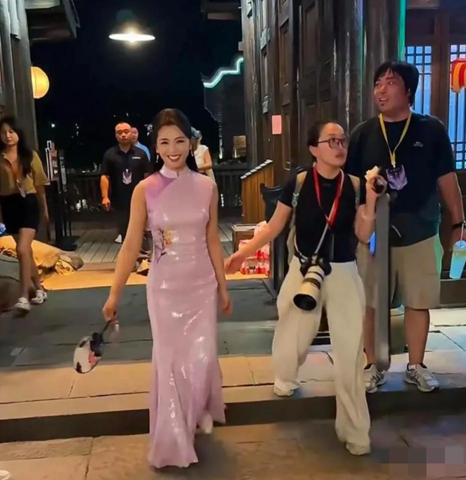 47岁刘涛在宜宾逛夜市，身着一件无袖旗袍，浓妆艳抹，笑容明媚，身材丰腴，腰粗肚鼓