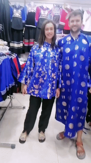 外国人都非常喜欢中国的传统民族服饰。虽然他们都看不懂衣服上的各种纹饰？但是他