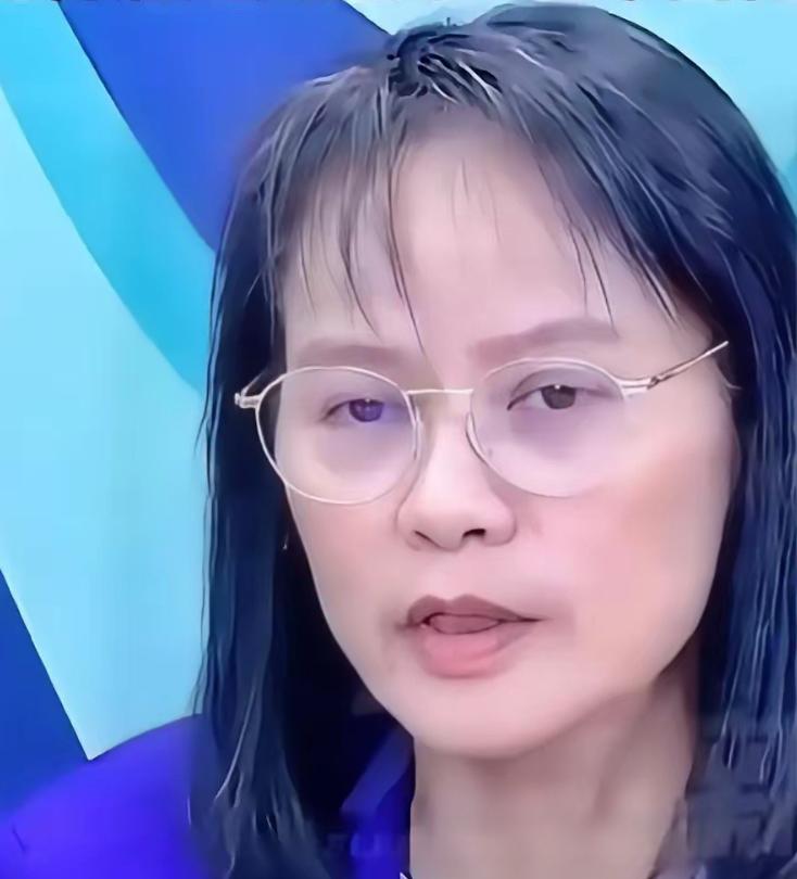 主持人尹乃菁抛出