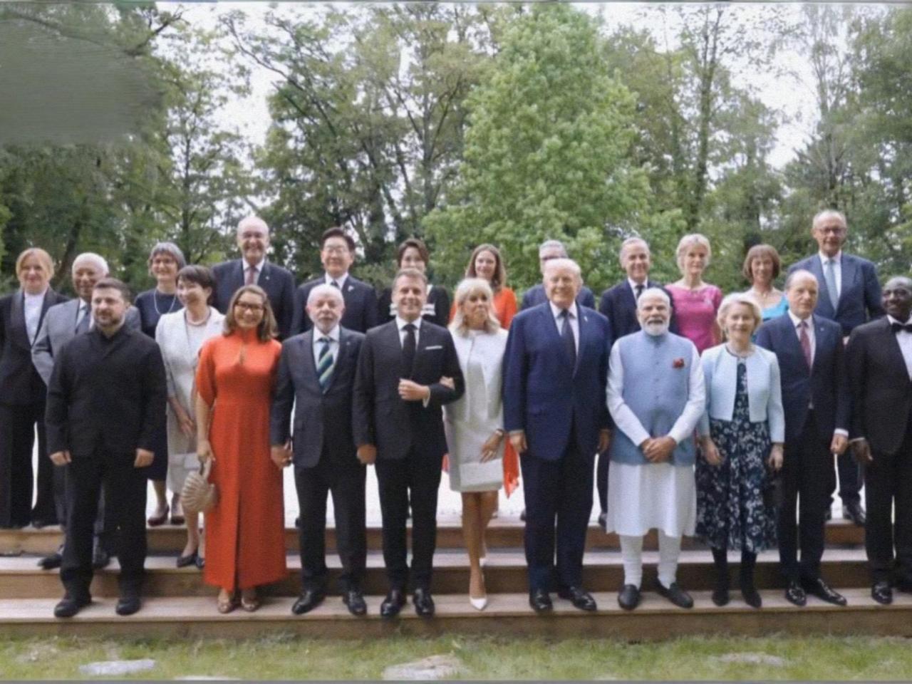 泽连斯基的G7尴尬秀：喜剧演员成了西方提线木偶刷到G7峰会的片段，越看越不是滋