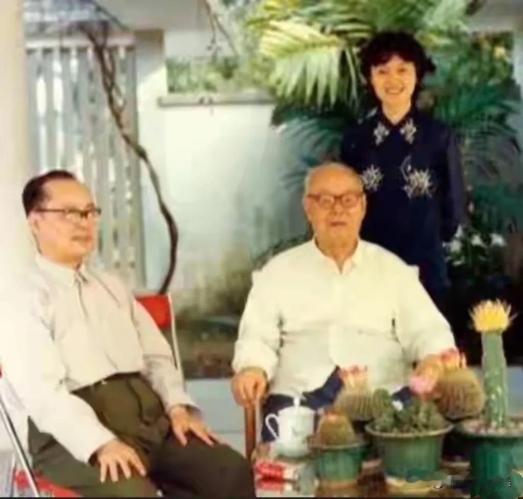 1978年，解放军总政治部主任韦国清将军（左一）到广州看望叶剑英元帅（左二）时的
