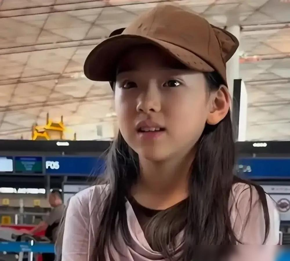 一个小姑娘在机场随口一句话，把两个家庭的账本全掀了。董璇女儿小酒窝说佟丽娅儿子朵朵刚转去顺义国际学校