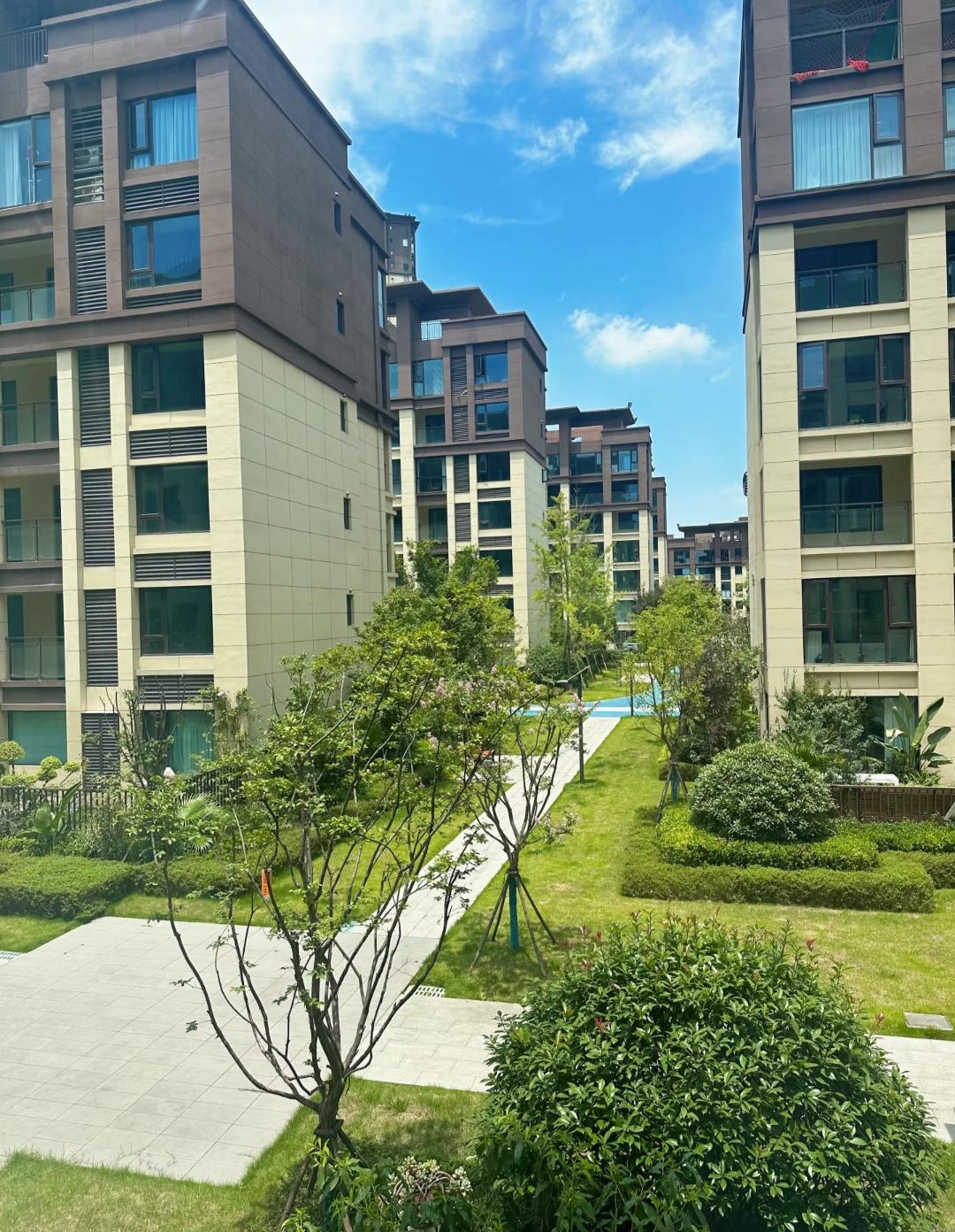 给女儿全款买了婚房，侄女不愿意了跟老伴上了半辈子的班，加上之前老人们留下的，这