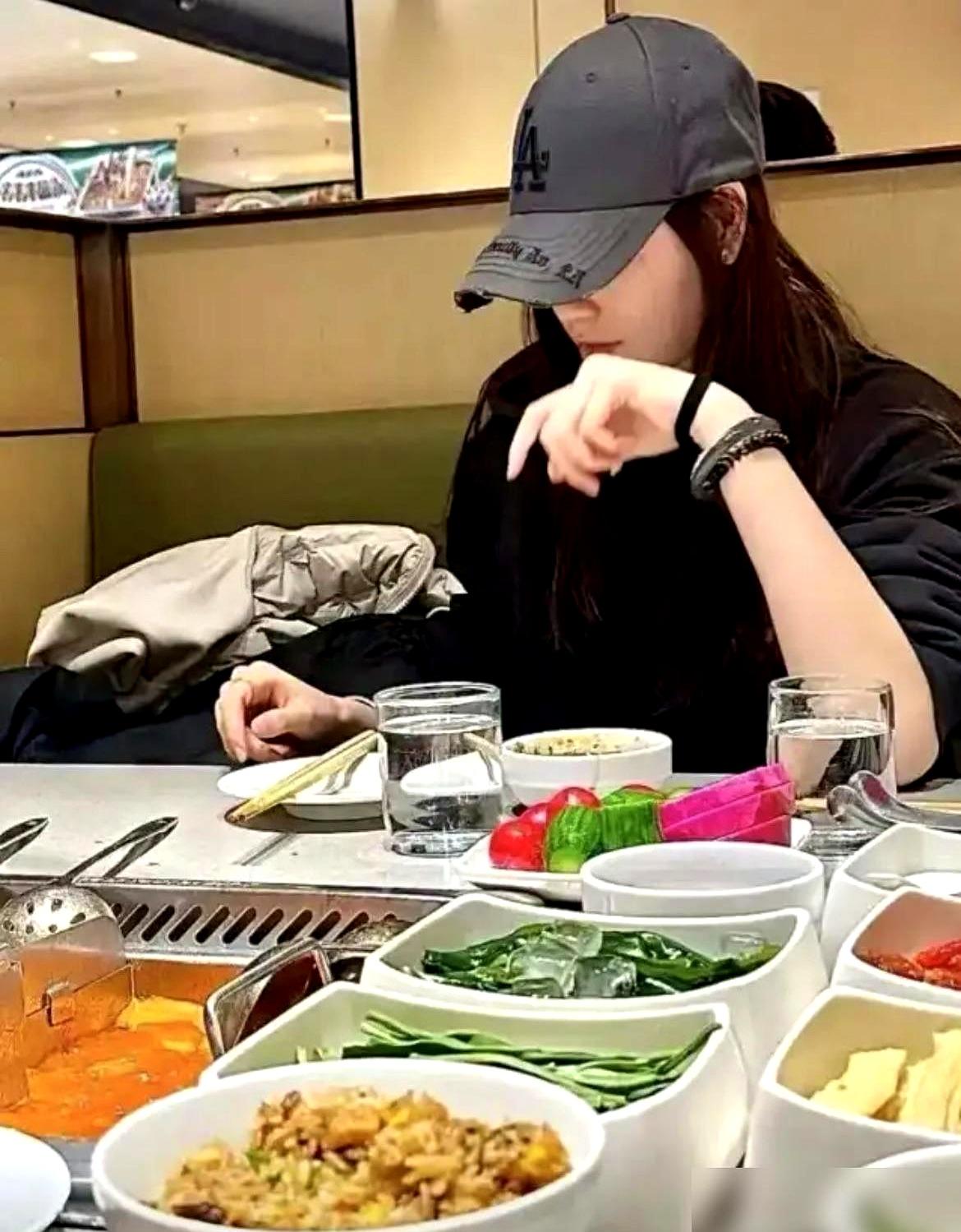 闺女花400块吃顿海底捞，单亲妈妈竟崩溃大哭，直呼自己活得不如家里那条狗！原本