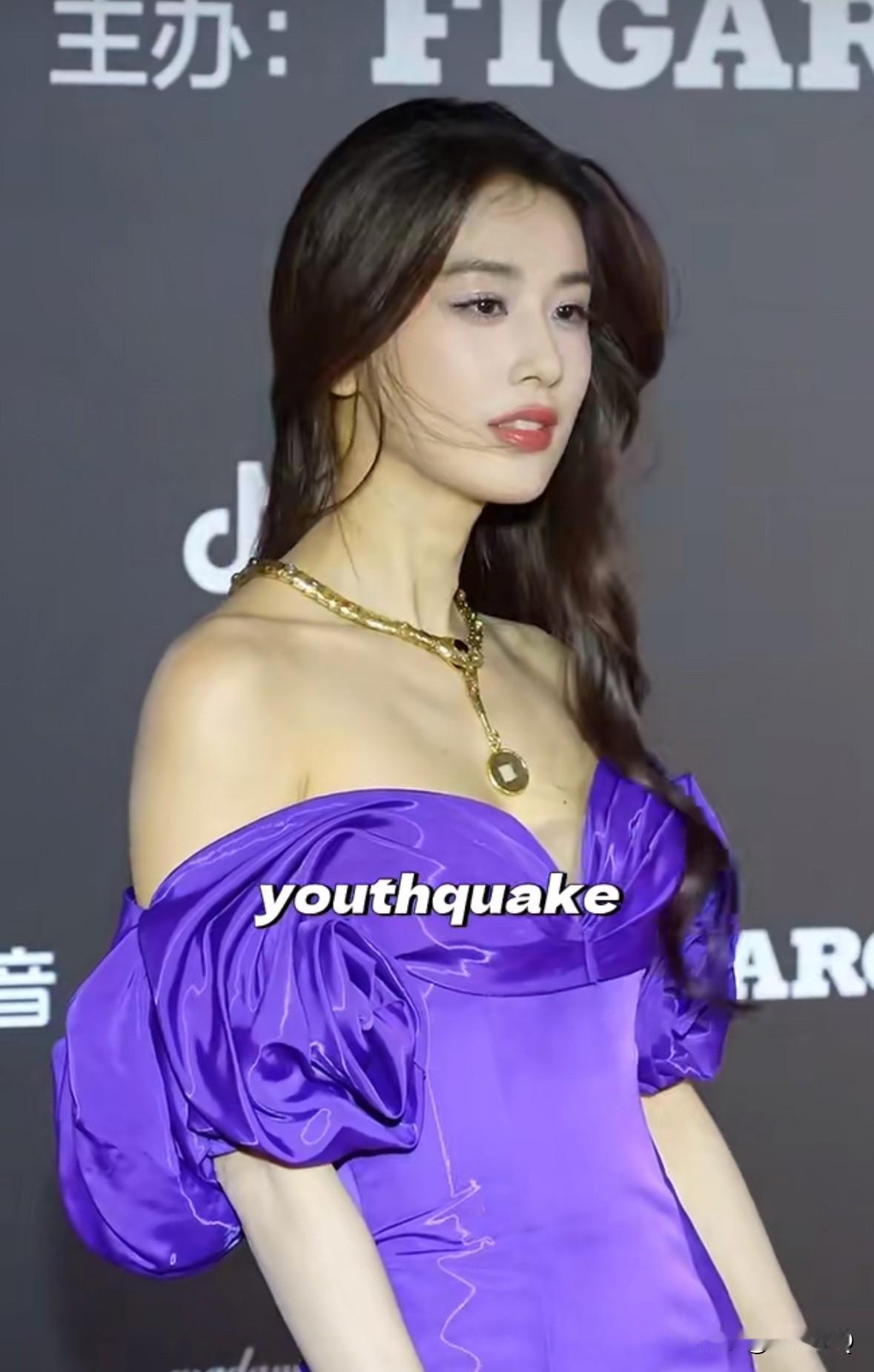 黄圣依离婚后状态简直不要太好，颜值回春了，精神面貌大放异彩。话说她这次活动脸上的