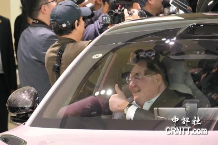 李乾龙陪同郑丽文访问大陆，除了在南京中山陵祭拜孙中山时几度掩面而泣，其他时间在上